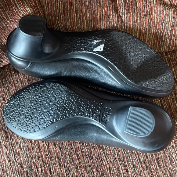 SAS Women's Black Chiunky Pumps- 1 1/4 Inch Heels. NWOT. Size 7WW. - Picture 10 of 12